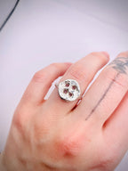 bague bouton abstrait
