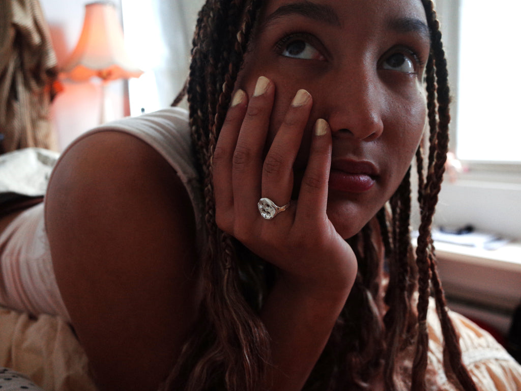 Bague bouton abstraite