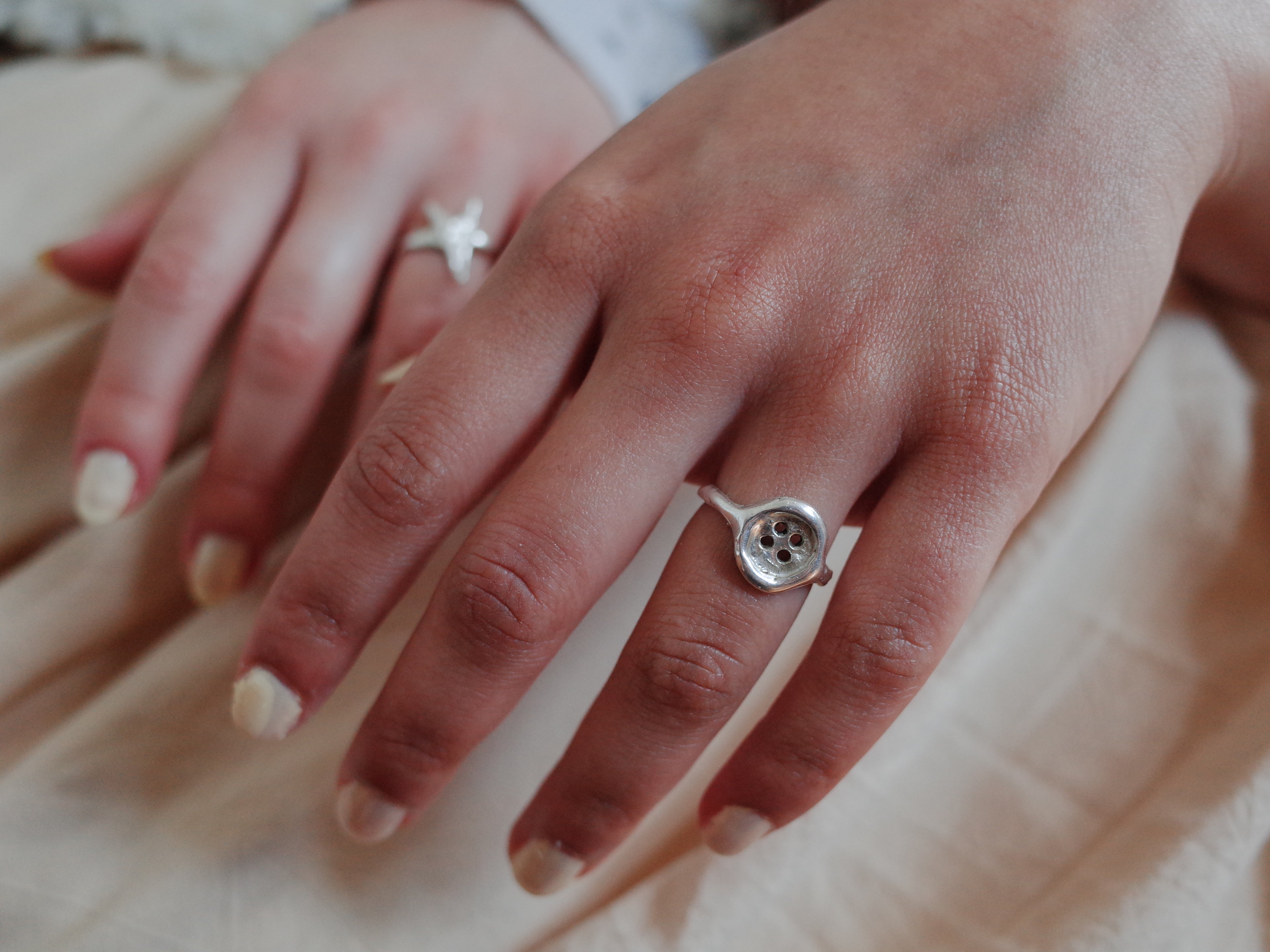 Bague bouton réaliste
