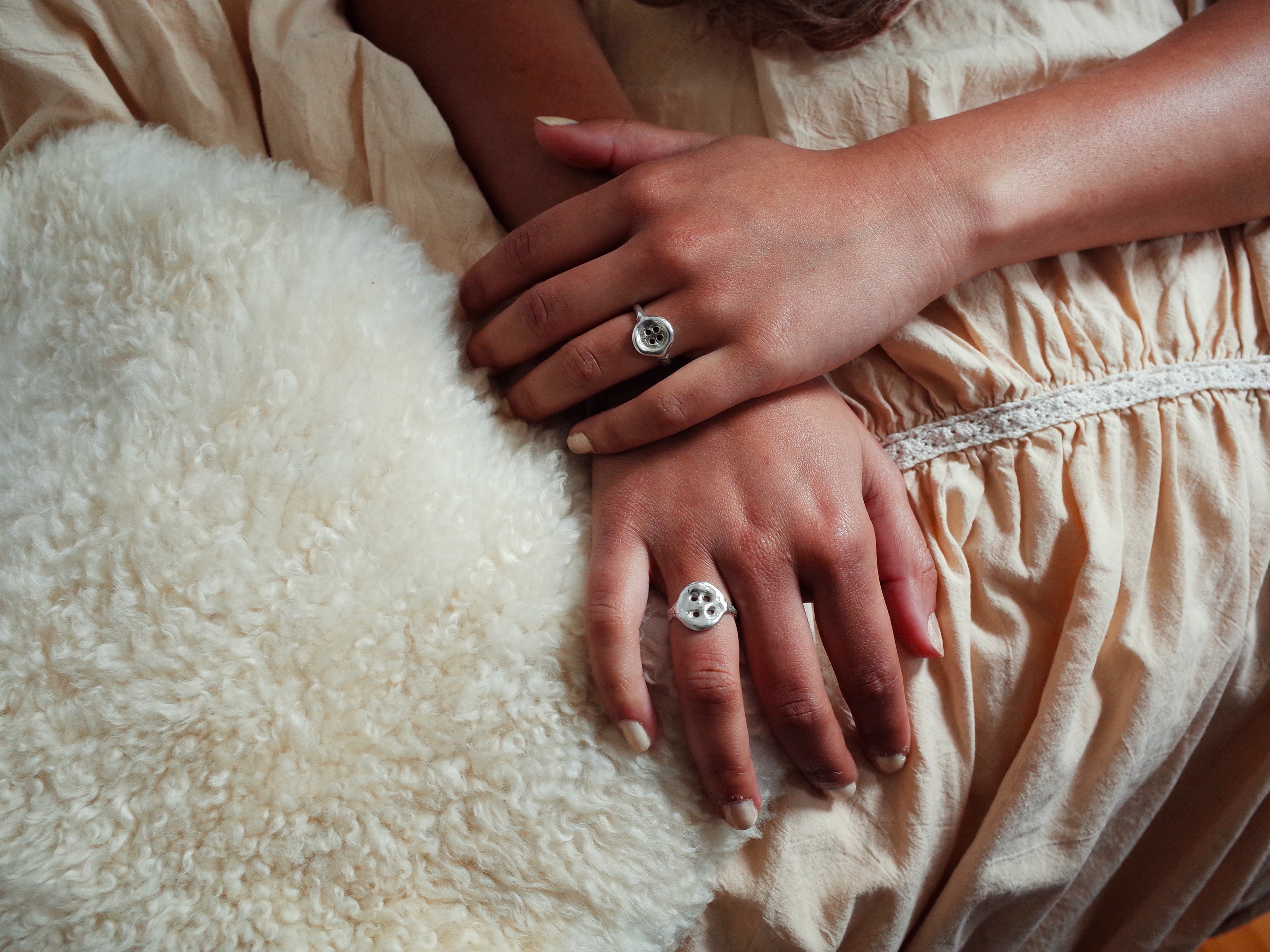 Bague bouton abstraite