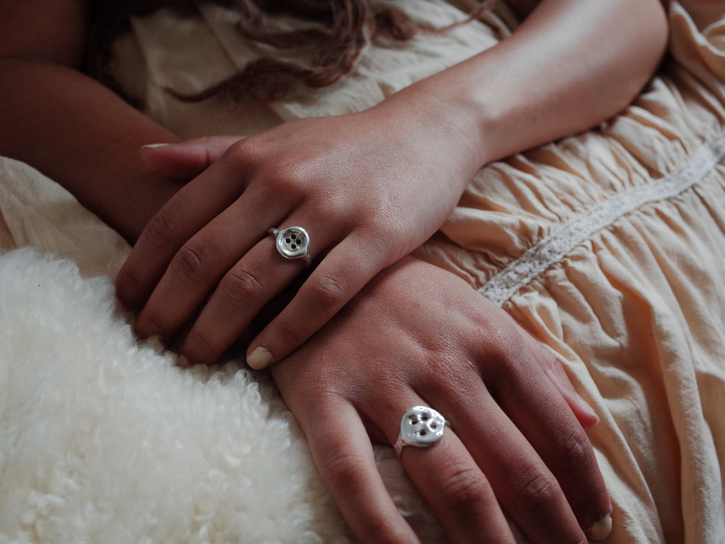La bague figurant à l'avant de la photo est un autre produits: la bague bouton abstraite. Disponible aussi sur notre site.