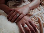 La bague figurant à l'avant de la photo est un autre produits: la bague bouton abstraite. Disponible aussi sur notre site.