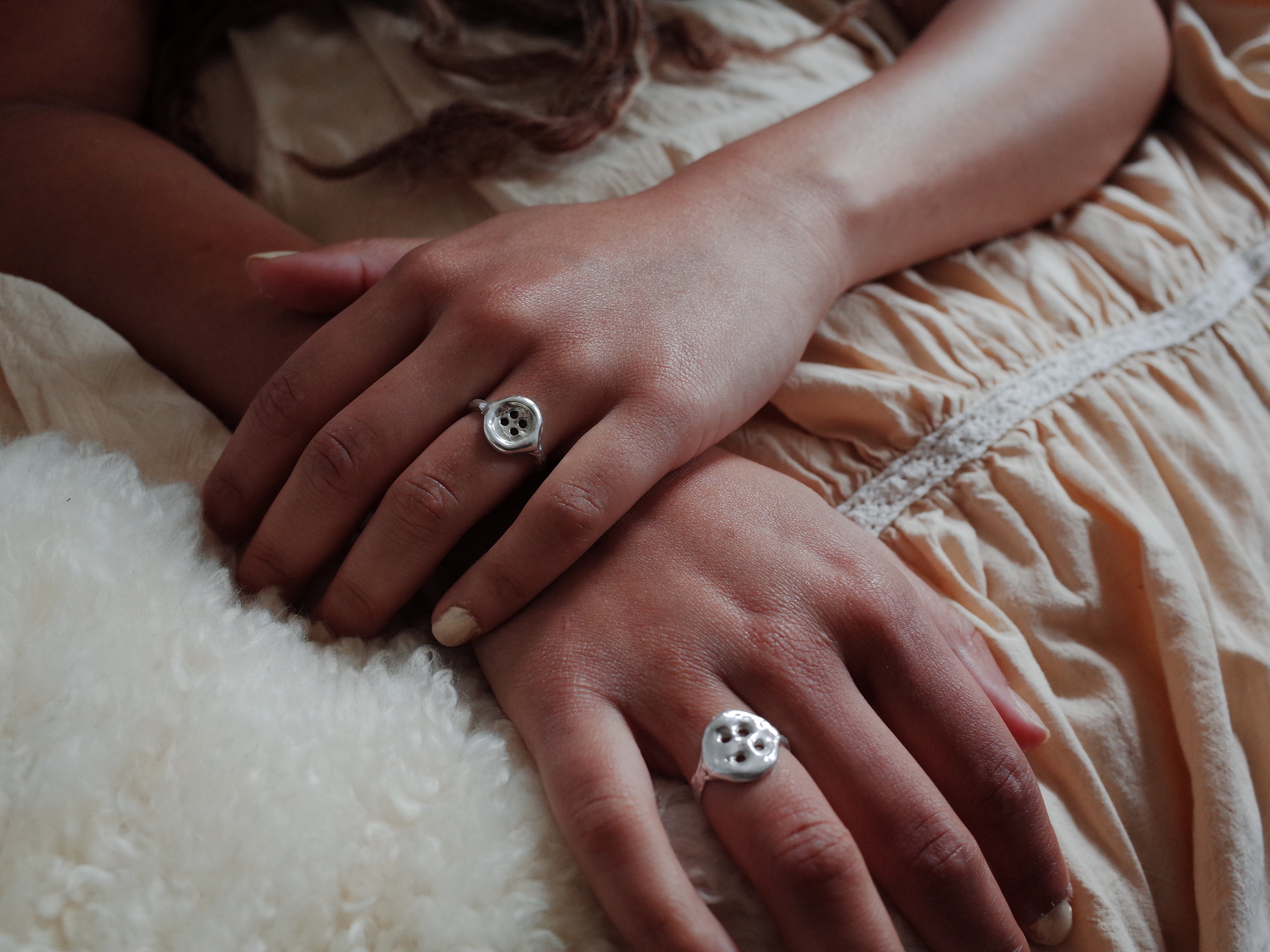 La bague figurant à l'avant de la photo est un autre produits: la bague bouton abstraite. Disponible aussi sur notre site.