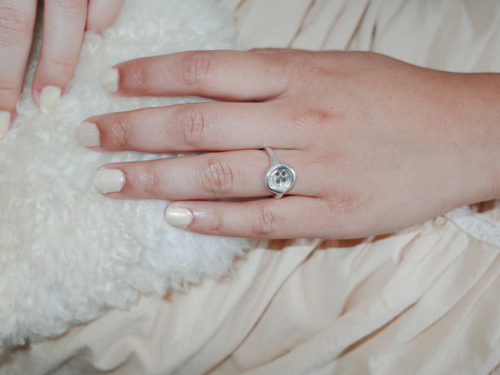 Bague bouton réaliste